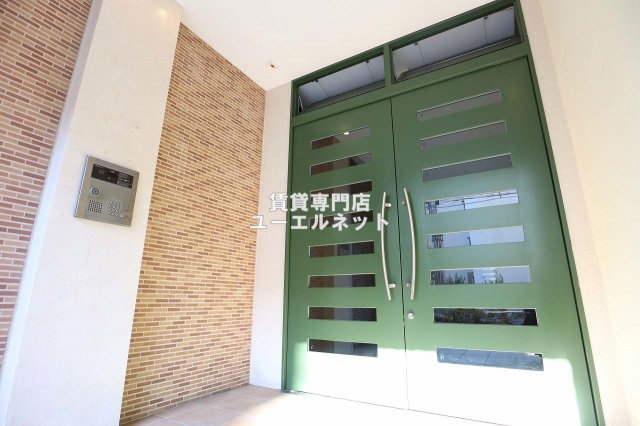 エントランス　毎日通る場所だからこそ、洗練された空間に