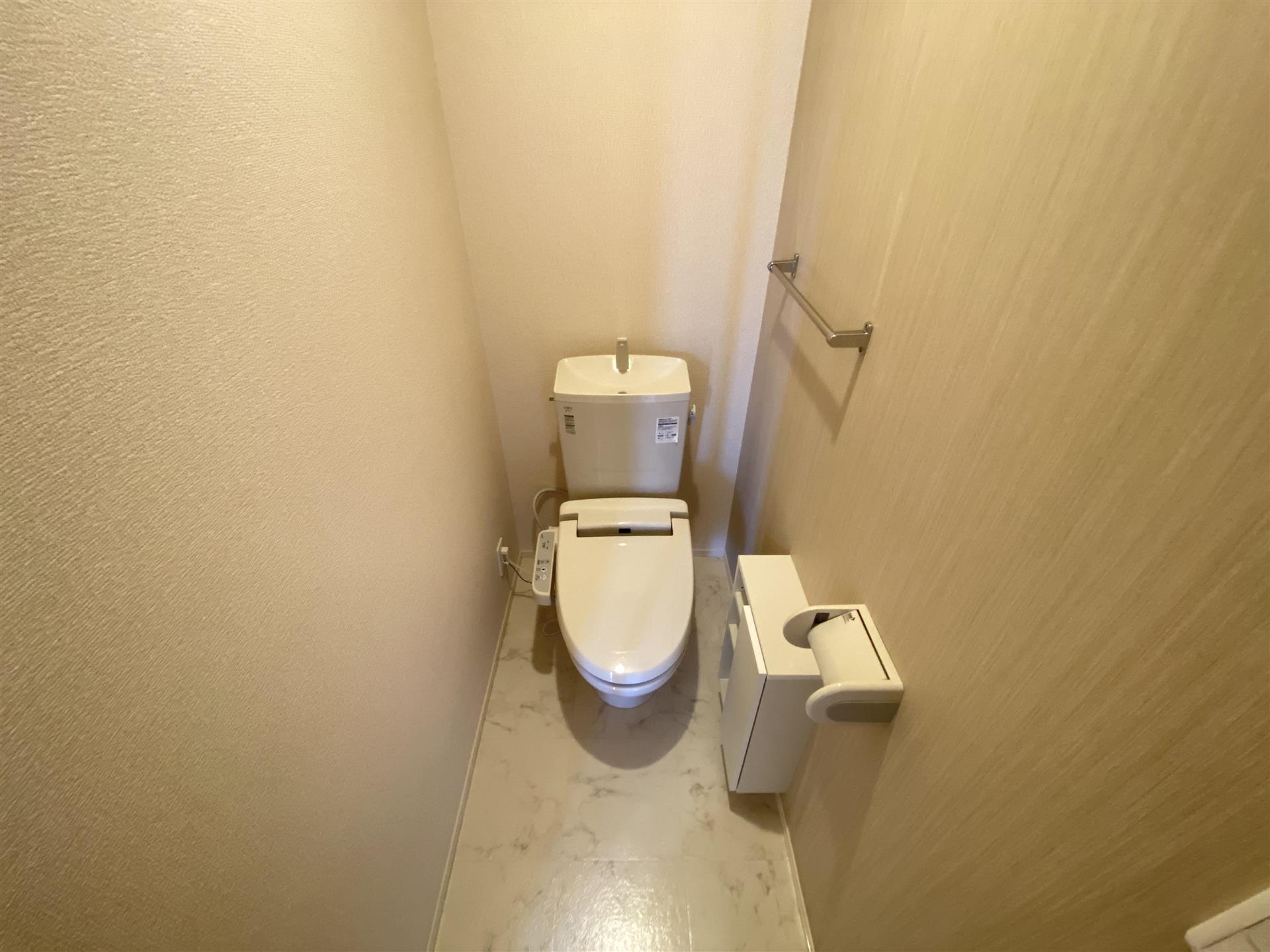 トイレ　温水洗浄暖房便座付トイレ