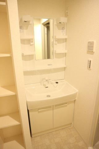 洗面設備　ゆったりとスペースのある洗面所