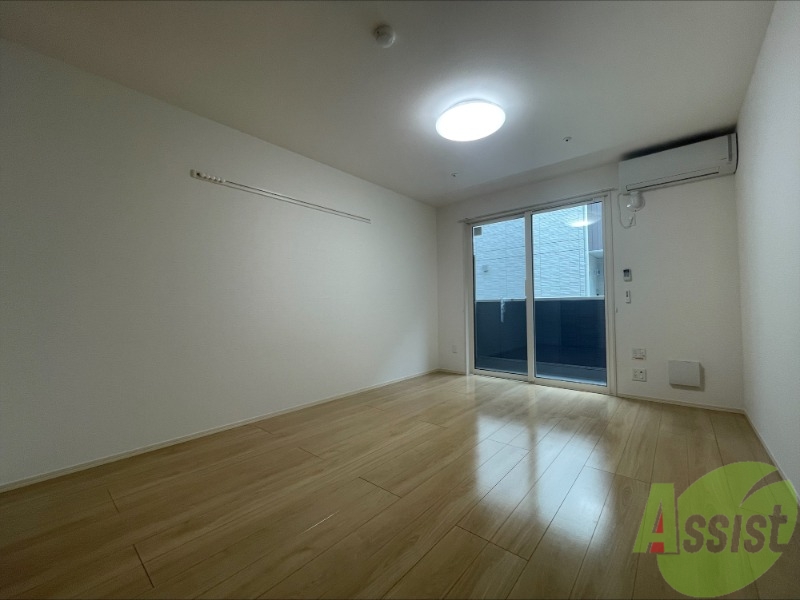 居室・リビング　白い床が眩しいお部屋です。陽当たりもいいですね。