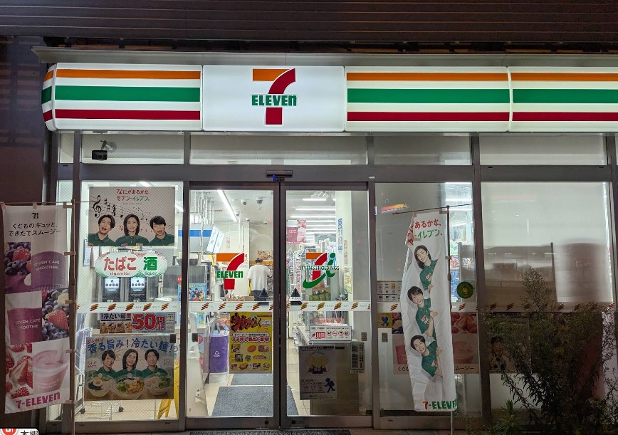 コンビニ　セブンイレブン文京本郷3丁目店（コンビニ）まで185m
