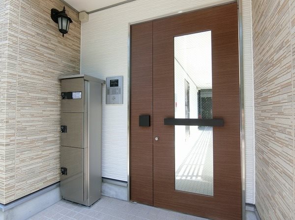 エントランス　安心のオートロック完備です。宅配BOX付です。