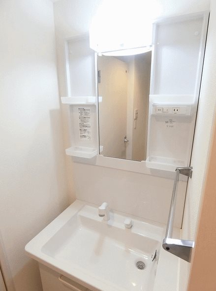 洗面設備　便利な独立洗面台付きです。