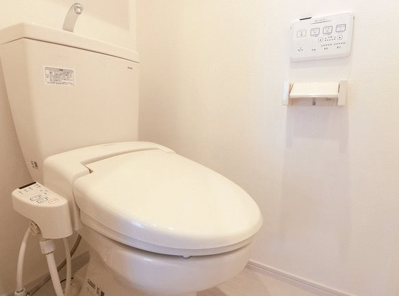 トイレ　嬉しい温水洗浄便座完備です。