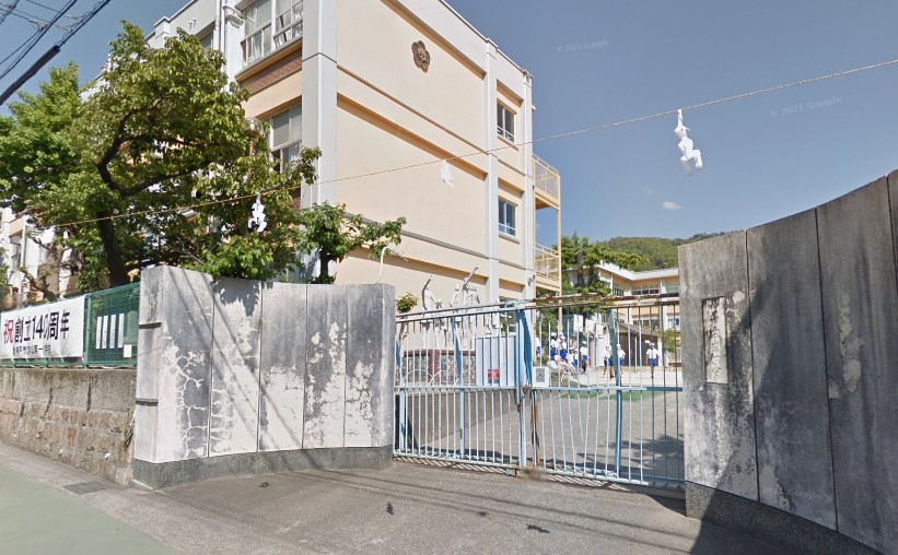 小学校　神戸市立本山第一小学校（小学校）まで403m
