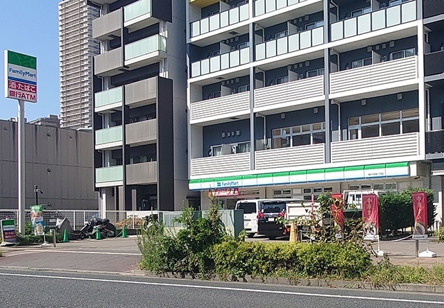 コンビニ　ファミリーマート横浜子安通三丁目店（コンビニ）まで582m