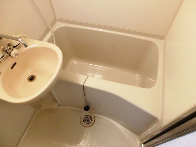 バス・シャワールーム　浴室乾燥機付きのバスルーム