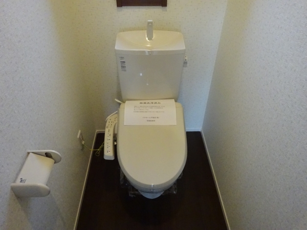 トイレ　温水シャワー付きトイレです