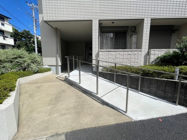 エントランス　スロープ付きのエントランス