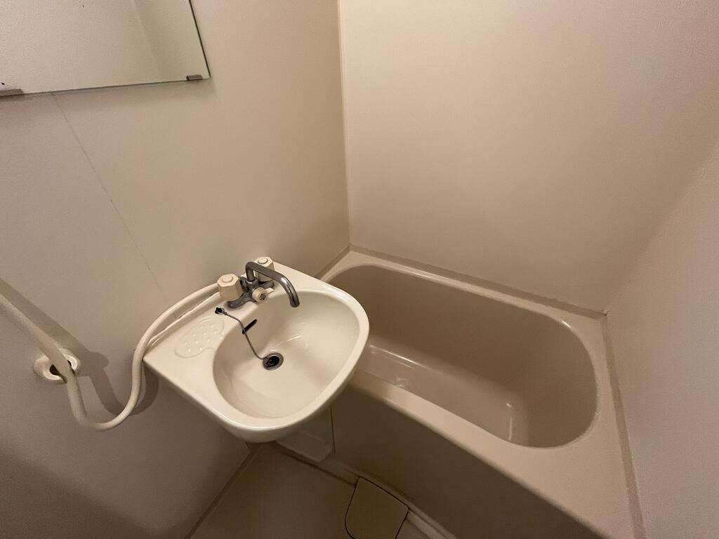バス・シャワールーム　※同建物の別のお部屋の写真です。