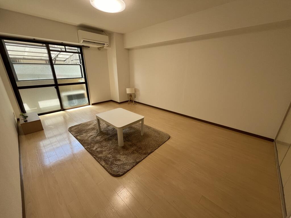 居室・リビング　※同建物の別のお部屋の写真です。