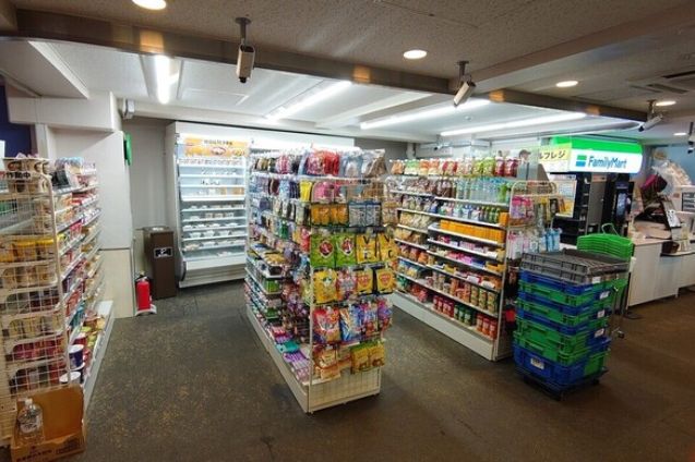 コンビニ　ファミリーマート明治神宮外苑／S店（コンビニ）まで380m