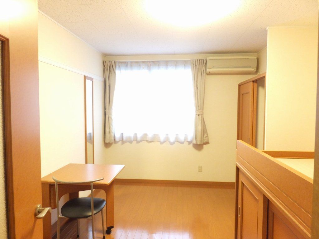 レオパレスペイサージュの居間写真
