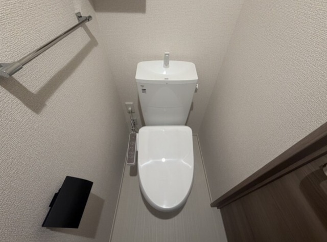 近鉄奈良線 河内永和駅 徒歩3分 3階建 築1年のトイレ写真
