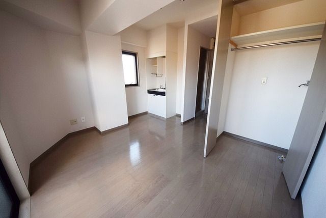 居室・リビング　★２面採光の角部屋です★