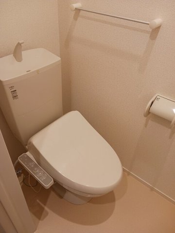 トイレ　落ち着いた色調のトイレです