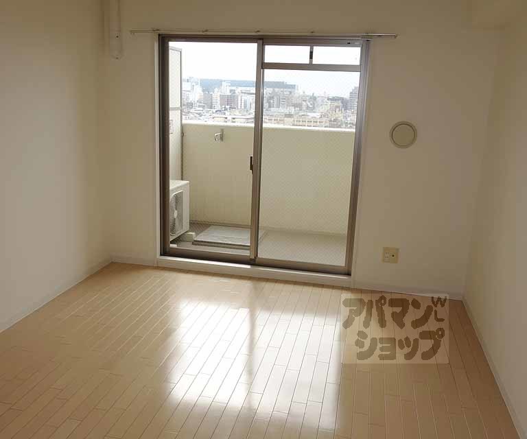 アーバンフラッツ五条堀川の居間写真