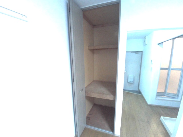 収納　大きくはありませんが収納も付いてます