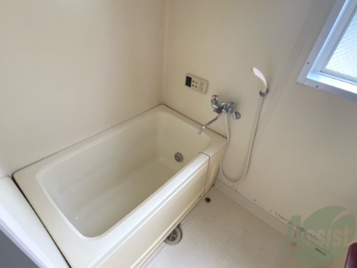 バス・シャワールーム　お風呂には追い焚き機能もあって便利ですね