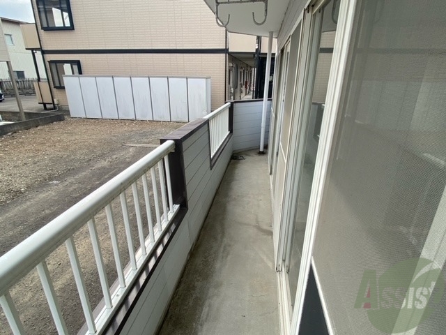 バルコニー　バルコニーは南向きでお洗濯がはかどりそうです