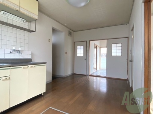 居室・リビング　ダイニングテーブルを置けそうですね、各お部屋への動線です