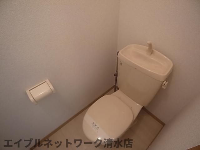 トイレ　落ち着いた色調のトイレです