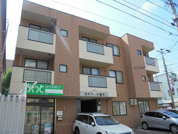 札幌市中央区南二十二条西のマンションの建物外観