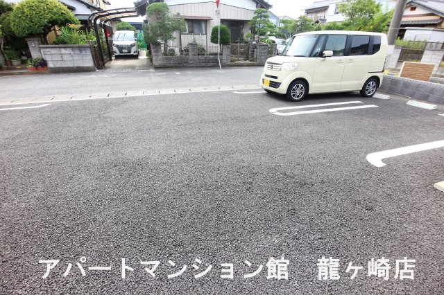 【クリスタル　ピアの駐車場】