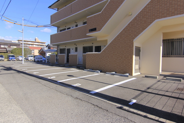 【松山市北吉田町のマンションの駐車場】