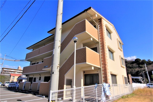 松山市北吉田町のマンションの建物外観