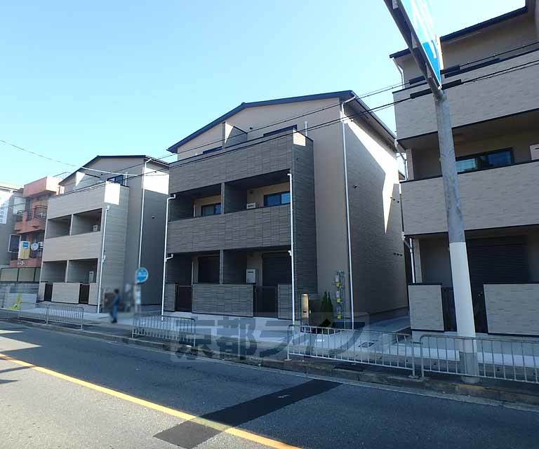 京都市西京区松尾木ノ曽町のアパートの建物外観