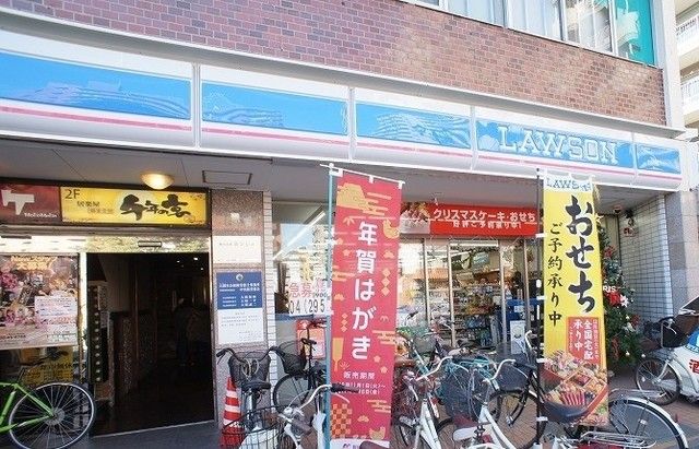 【狭山市新狭山のアパートのコンビニ】