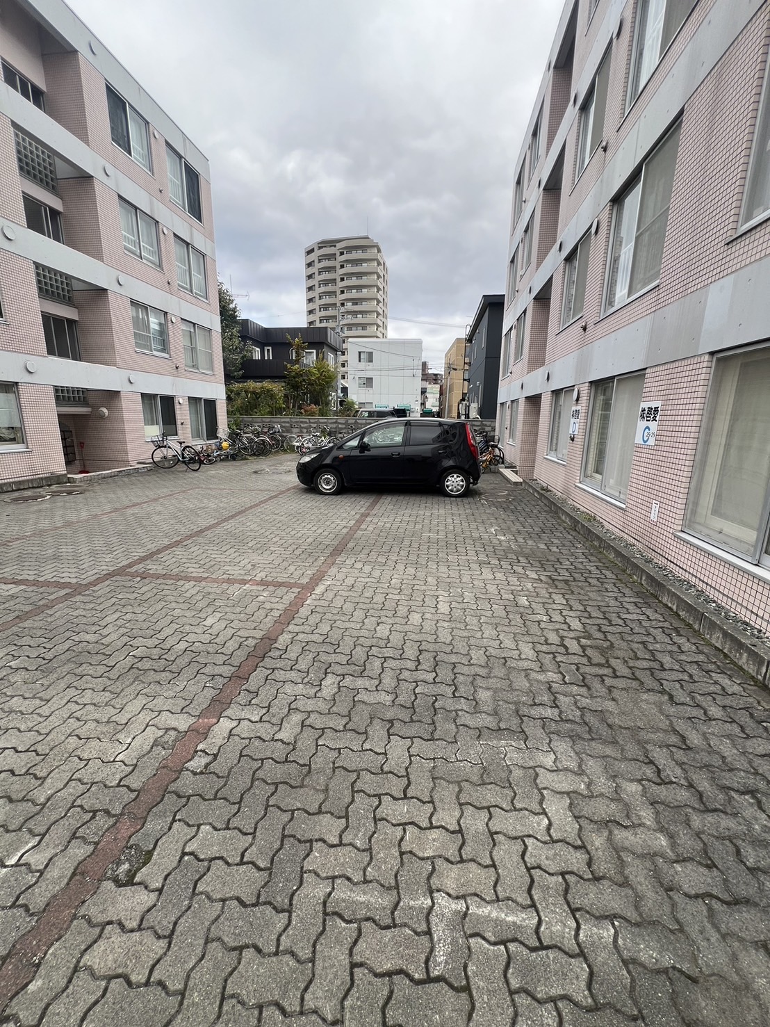 【札幌市西区山の手一条のマンションの駐車場】