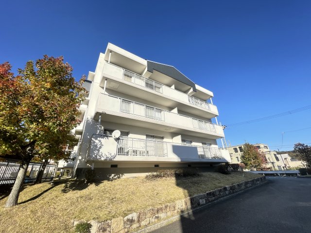 西宮市東山台のマンションの建物外観