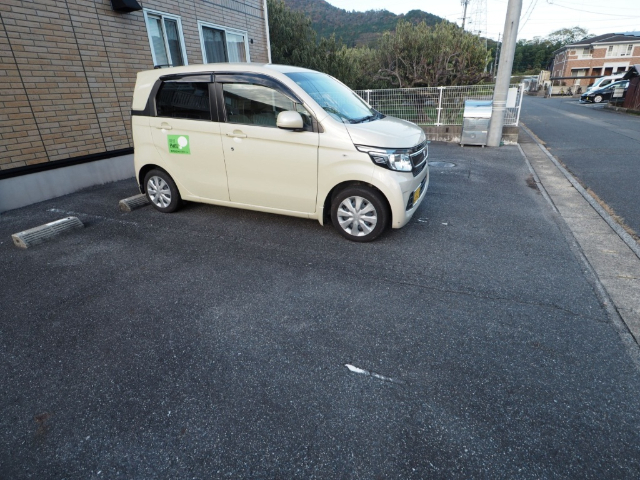 【モナリエＫの駐車場】