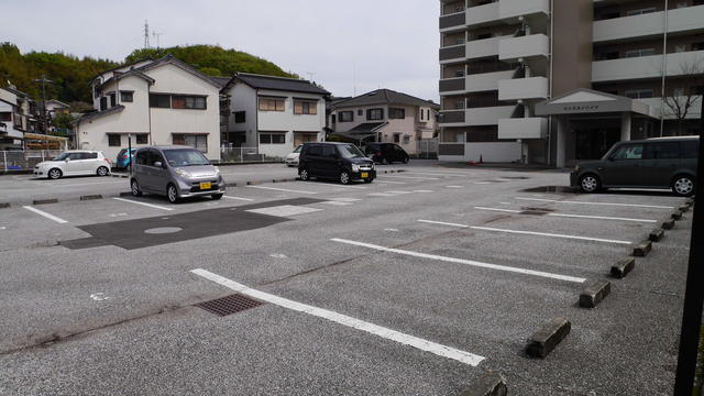 【サンスカイハイツの駐車場】