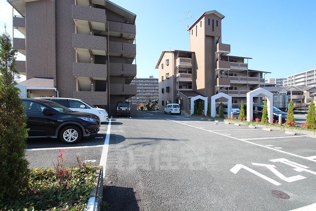 【枚方市津田駅前のマンションの駐車場】