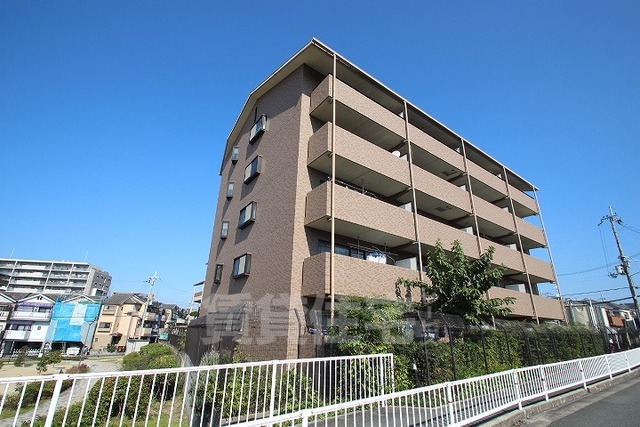 【枚方市津田駅前のマンションの建物外観】