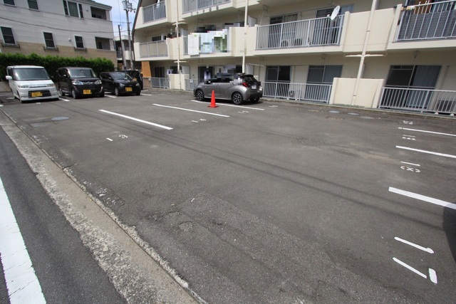 【松山市上市のマンションの駐車場】