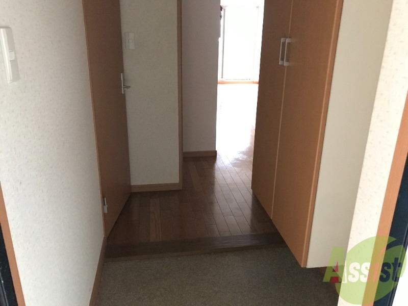 玄関　玄関です。玄関はだいぶ広い印象を受けました。