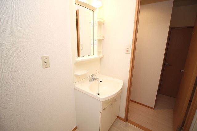 洗面設備　朝の支度にも助かる、独立の洗髪洗面化粧台