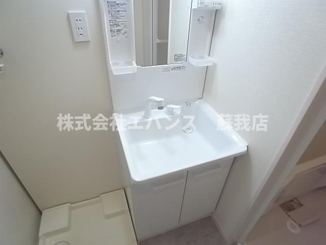 洗面設備　独立洗面化粧台が付いています