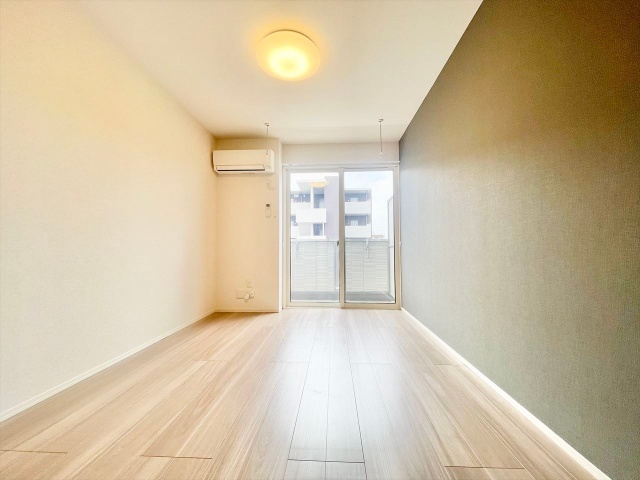 居室・リビング　同一建物内３０７号室内装写真転載