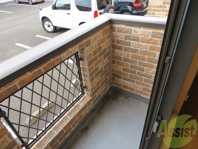 バルコニー　バルコニーは幅があり、洗濯物もはかどりそうな広さ