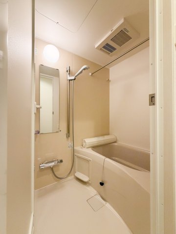 バス・シャワールーム　浴室乾燥付きなので梅雨時や洗濯物が多くても安心です。