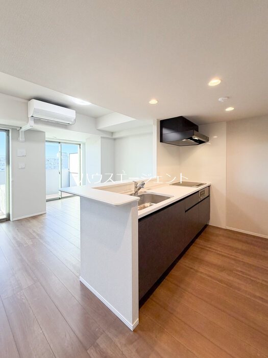 キッチン　3口のIHコンロのシステムキッチンです。