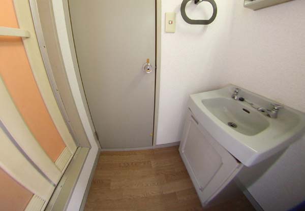 洗面設備　独立洗面化粧台が付いています