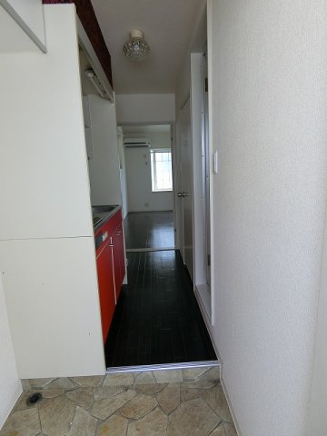 玄関　玄関から室内への景観です！キッチンの奥に洋室7帖のお部屋があ