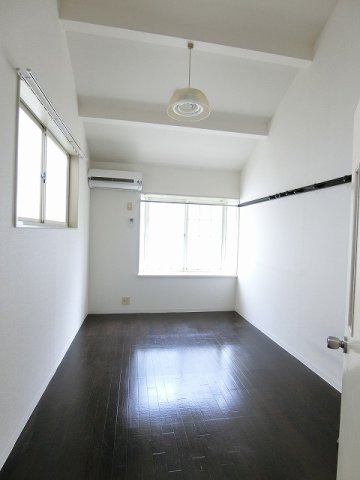 居室・リビング　南向き洋室7帖☆角部屋二面採光のお部屋です♪エアコン・照明付