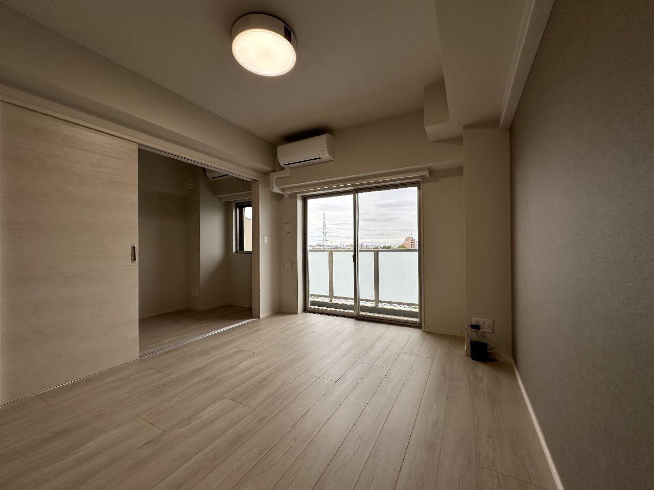 居室・リビング　こちらの居間で趣味の時間をお楽しみください